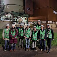 Gruppe Jugendlicher bei einer Exkursion zur Zuckerfabrik