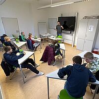 Jugendliche arbeiten in einem Kursraum