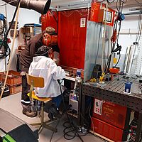 Jugendliche lernen das Schweißen im Makerspace Bocholtce