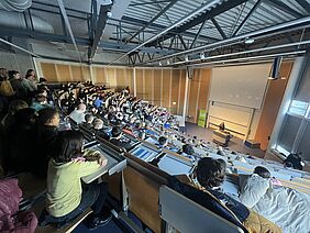 Blick von hinten in den vollen Hörsaal