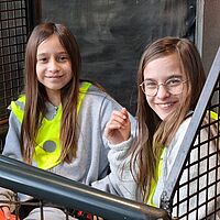 zwei Mädchen beim Pause machen