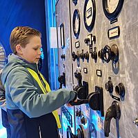 Ein Junge testet eine Station