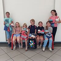 Mädchen mit ihren genähten Ergebnissen aus dem Kulturrucksack