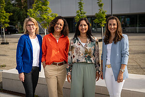 Auf diesem Bild sieht man das Team der JUNGE UNI in Bocholt vor dem neuen LernWerk
