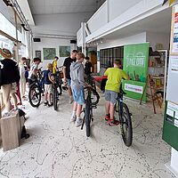 Jungs lernen ihr Fahrrad selbst zu reparieren