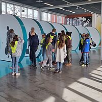 Kinder vor einem Exponat bei der DASA