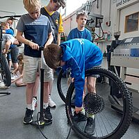 Jungs lernen ihr Fahrrad auf Vordermann zu bringen