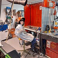 Junge sitzend am Schweißtisch