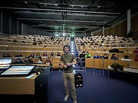 Dozent Sven Meurs vor der Zuhörerschaft