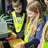 Kinder probieren etwas aus