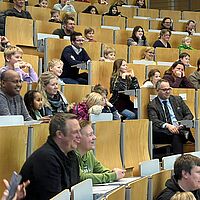 Blick von vorne in den gut gefüllten Hörsaal