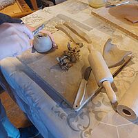 Hände beim Töpfern