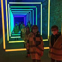 Kinder im lechtenden Gang