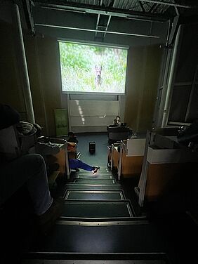 Blick von hinten in den vollen Hörsaal